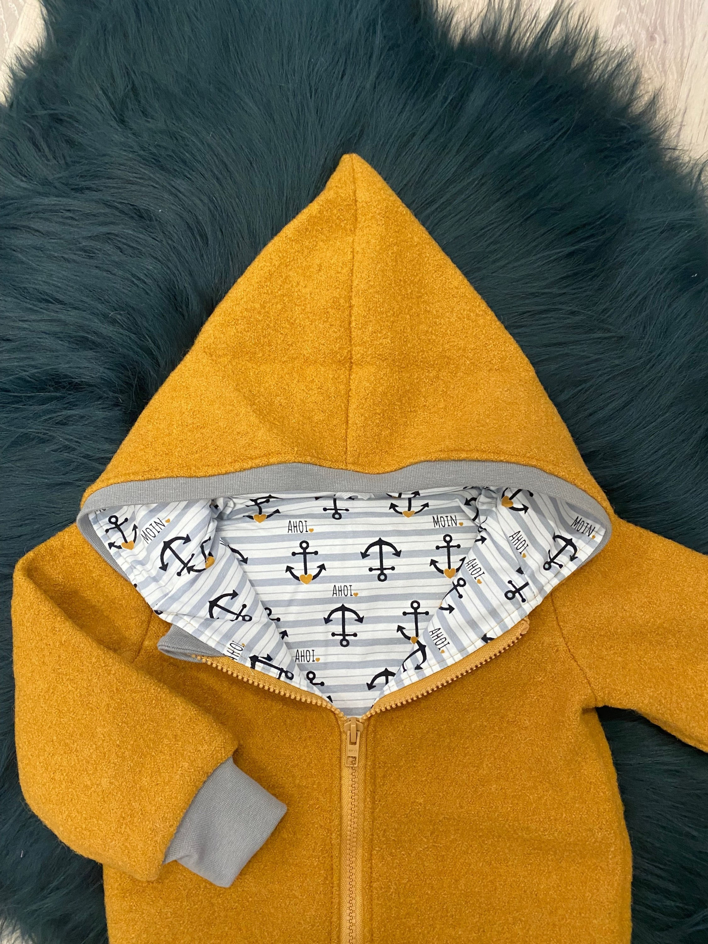 Walkjacke senfgelb mit Reißverschluss  Bündchen in hellgrau Anker