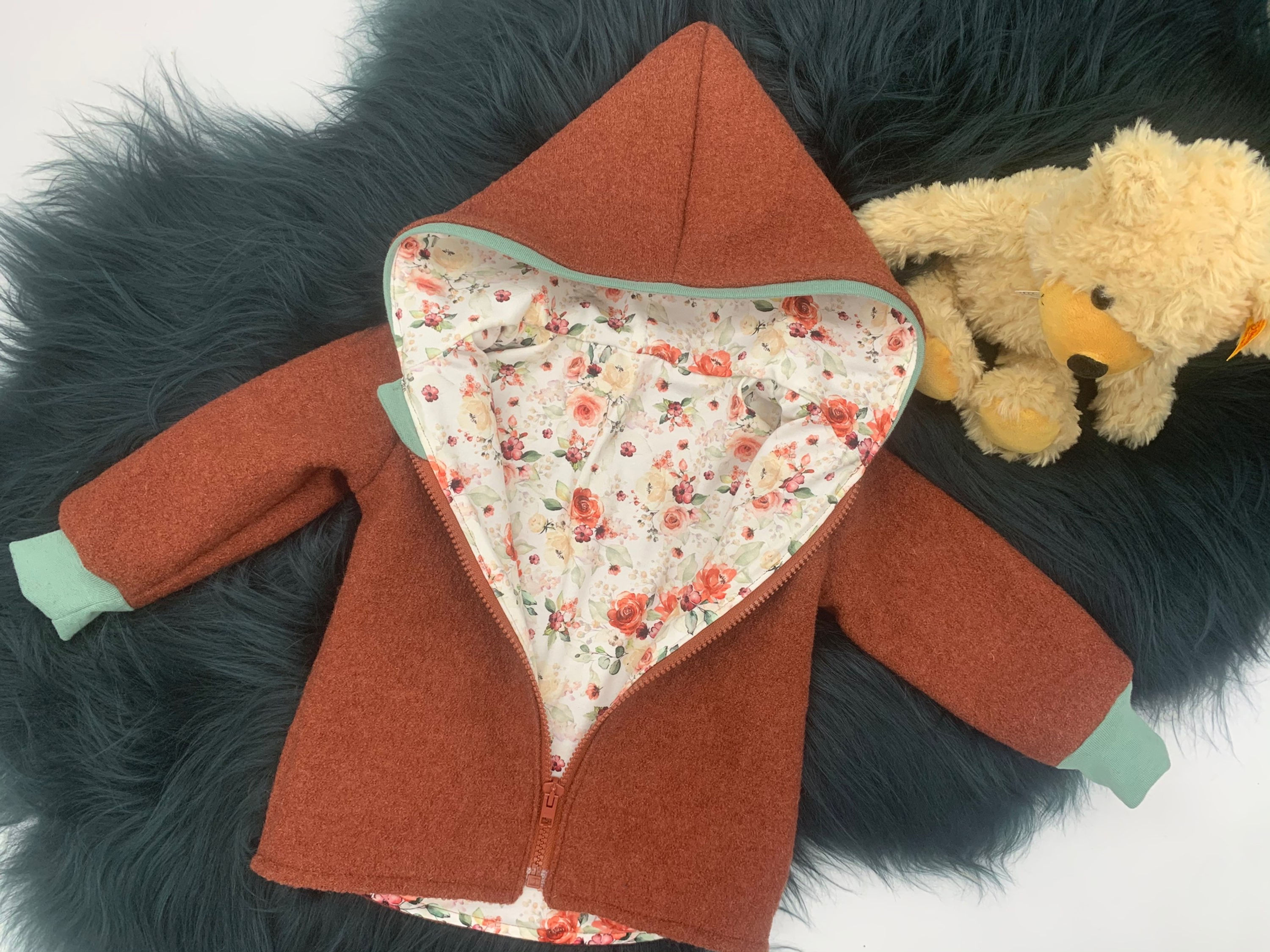 Walk jacket rust with zip cuffs in mint and roses