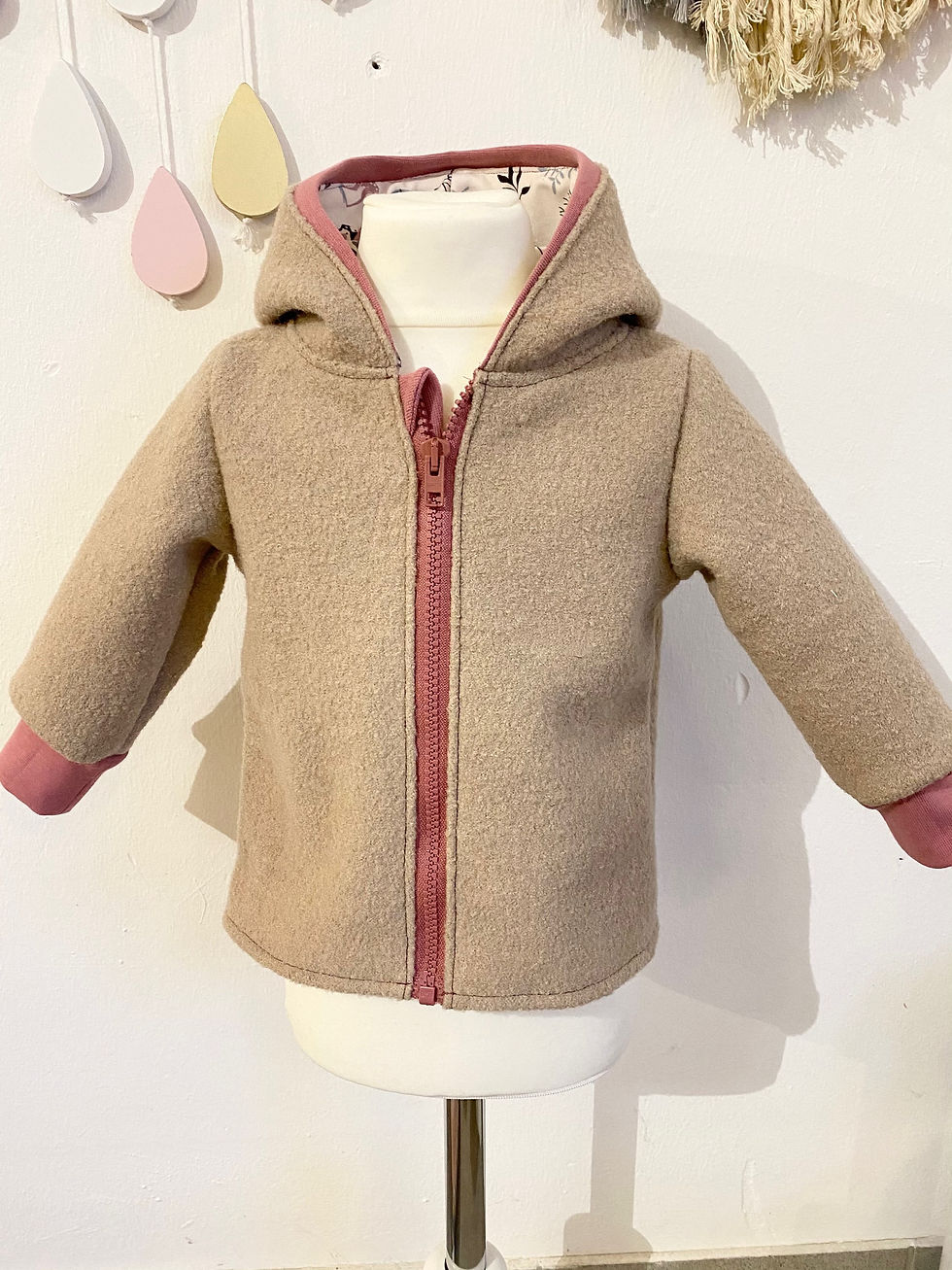 Miniaturbild: Walkjacke beige mit Reißverschluss  Bündchen in altrosa und Rotkäppchen