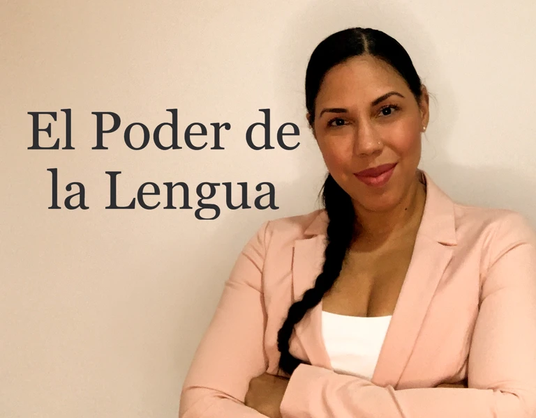 Mujer atractiva cruzando brazos y sonriente