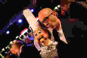 Le ventriloque David Eldé et Odile la Bretonne à Lannion à l'occasion de la phase finale des championnats de France de tennis