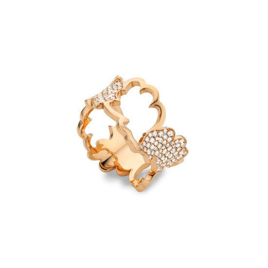 Top view of nature-inspired 18k gold oak ring with pavé-set white diamond leaves – elegant fine jewellery.