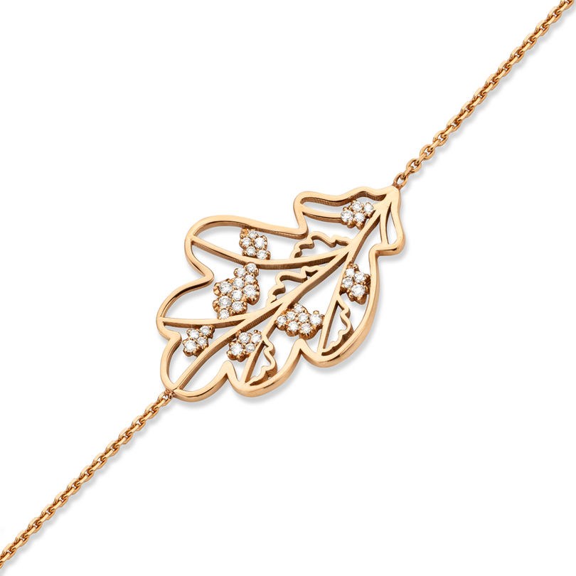 Detail view of 18k gold oak leaf pendant with engraved vein pattern and pavé-set white diamonds – luxurious jewellery