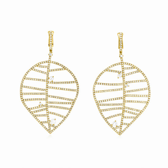 Frontview of yellow gold beech earrings in size M, luxury fine jewellery pieces that are inspired by nature.