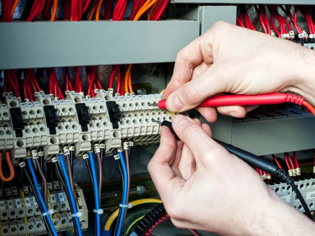 Common Fuse Box Problems and When to Call an Emergency Electrician