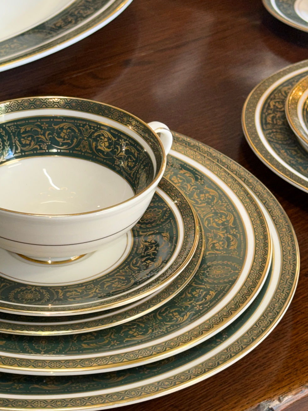 Thumbnail: Large Set of Royal Doulton Vanborough Patter Fine Bone China Set of 8 