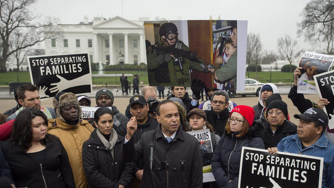 Deportations made three Democratics Candidates distanced from Obama
