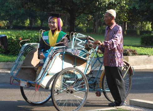 Raeni, Putri Tukang Becak Kendal Terima Beasiswa ke Inggris