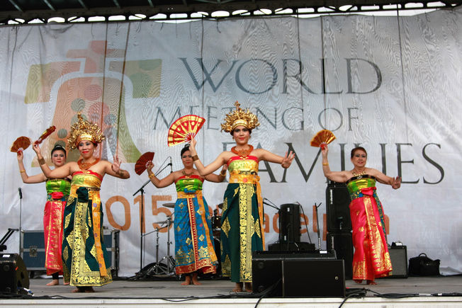 Bendera Merah Putih berkibar di Panggung World Meeting of Families
Menyambut Paus Fransiskus di Phi