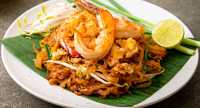 Pad Thai Khung de la Cuisine de Nan - Nouilles de riz, Émincé de porc ou de poulet (Halal), germes de soja, ciboulette, cacahuète, crevettes