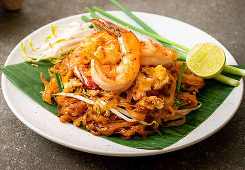 Pad Thai Khung - Rice noodles, minced pork or chicken (Halal), bean sprouts, chives, peanuts, shrimp