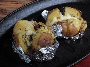 Papas a la parrilla con queso