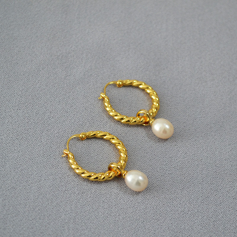 Thumbnail: 18K Gold PVD Plated- Twisted Hoop Pearls Earrings 