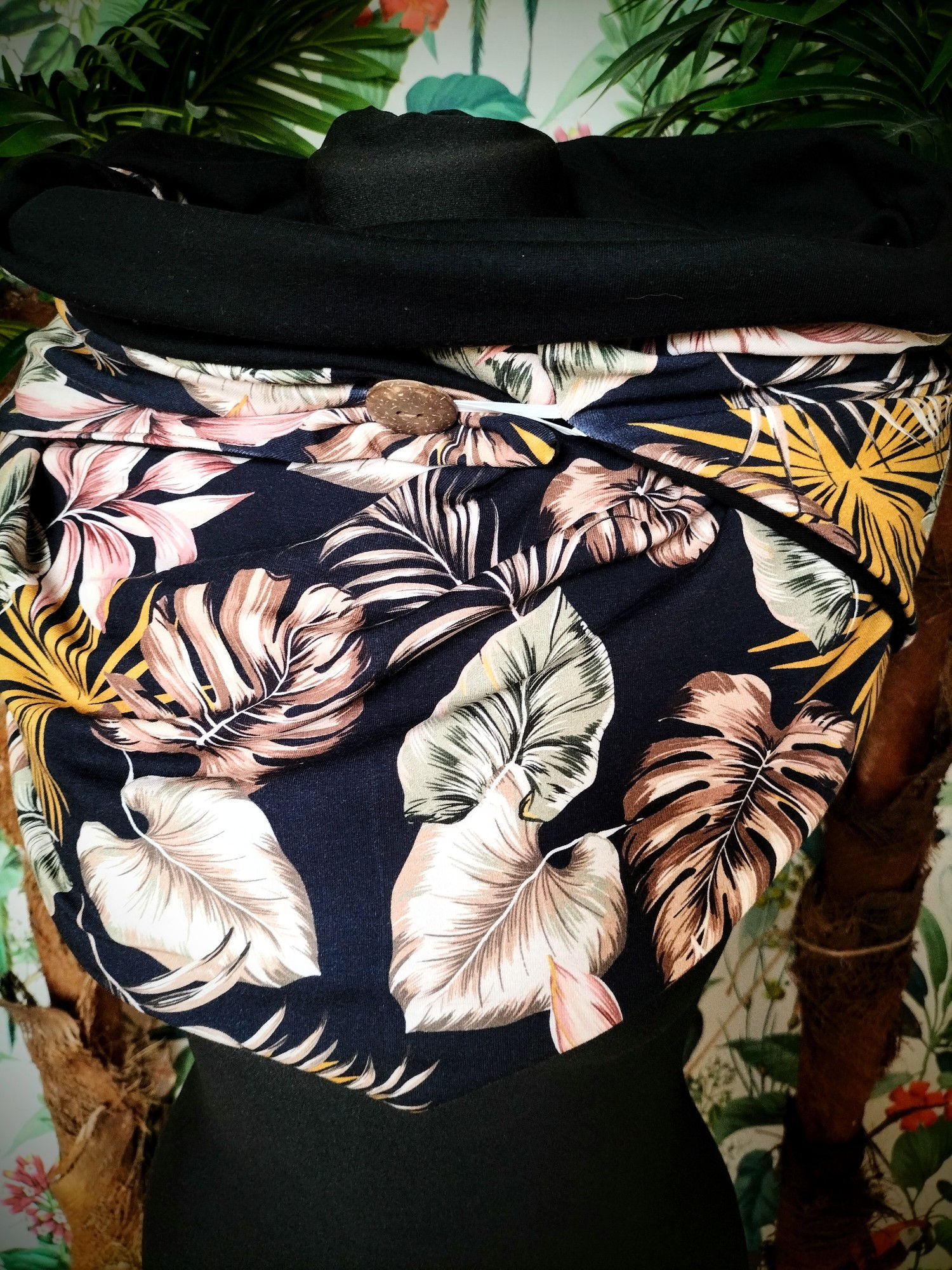 Chusta duża, damska, liście na czarnym tle duży guzik