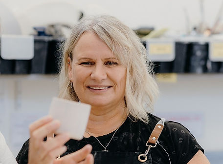 Di Toi is an emerging potter with a modern contemporary style. She has great attention to detail and her pottery is finished to a fine standard. Di loves experimenting with new shapes on the wheel and when it comes to glazing she enjoys overlapping glazes to get that lovely blend of colours. Altering forms after they have been created on the wheel is another interest the she enjoys developing.