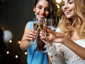 Donne che brindano