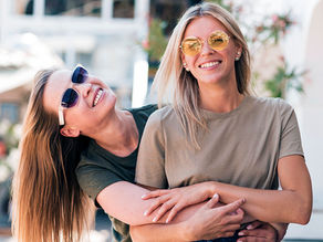 amiche che si abbracciano