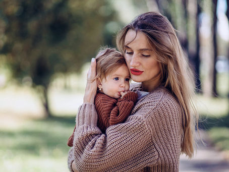 Mamma con in braccio suo figlio piccolo