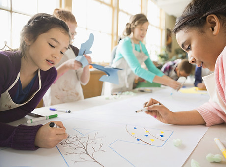 Niños en clase de arte