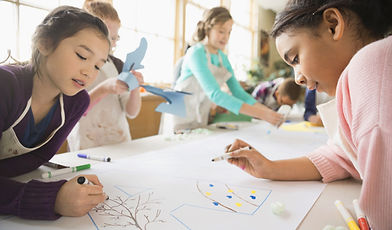 Niños en clase de arte