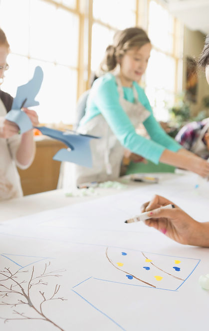 Des enfants qui font de l'art