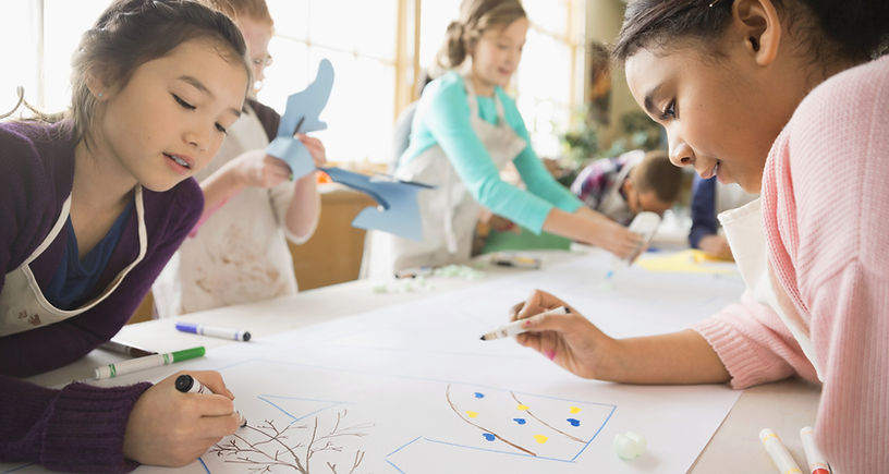 Niños en clase de arte