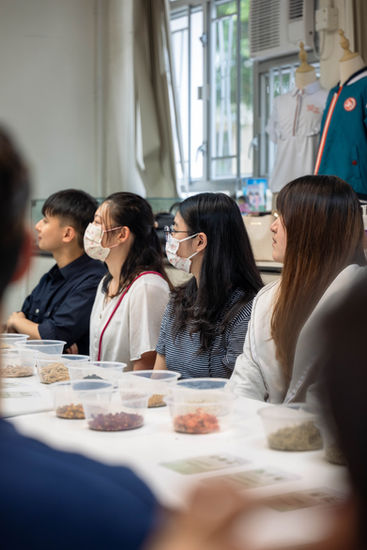在中醫工作坊，分享中醫花茶食療以及學習實用的穴位按摩。