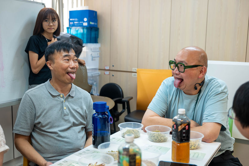 在中醫工作坊中，醫師分享實用的穴位按摩以及學習中醫花茶食療。