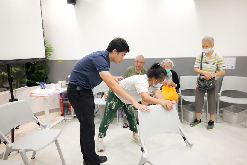 物理治療師針對頭肩頸部以及四肢健康進行運動及伸展教學。