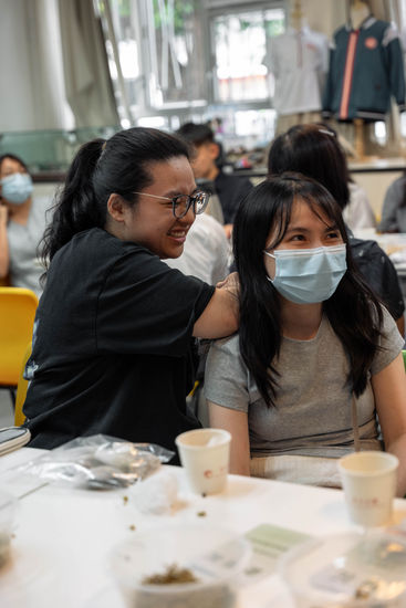 在中醫工作坊，分享中醫花茶食療以及學習實用的穴位按摩。