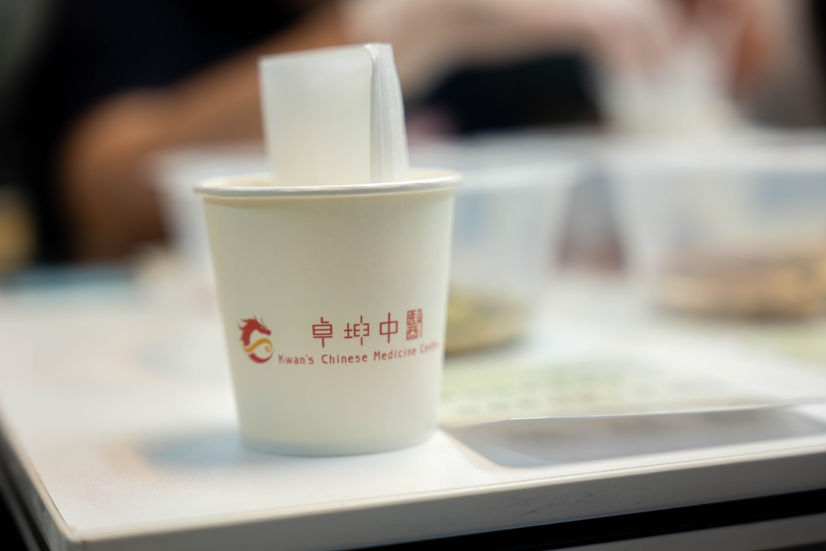 在中醫工作坊中，醫師分享實用的穴位按摩以及學習中醫花茶食療。
