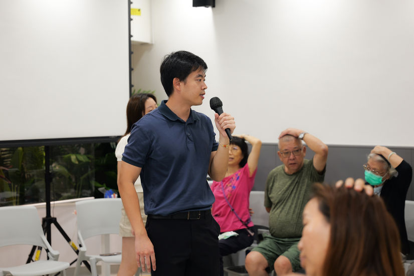 物理治療師針對頭肩頸部以及四肢健康進行運動及伸展教學。