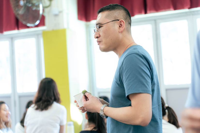 卓坤醫療於花茶及穴位按摩工作坊中,讓參加的老師們可以改善常見的健康問題及紓緩壓力。