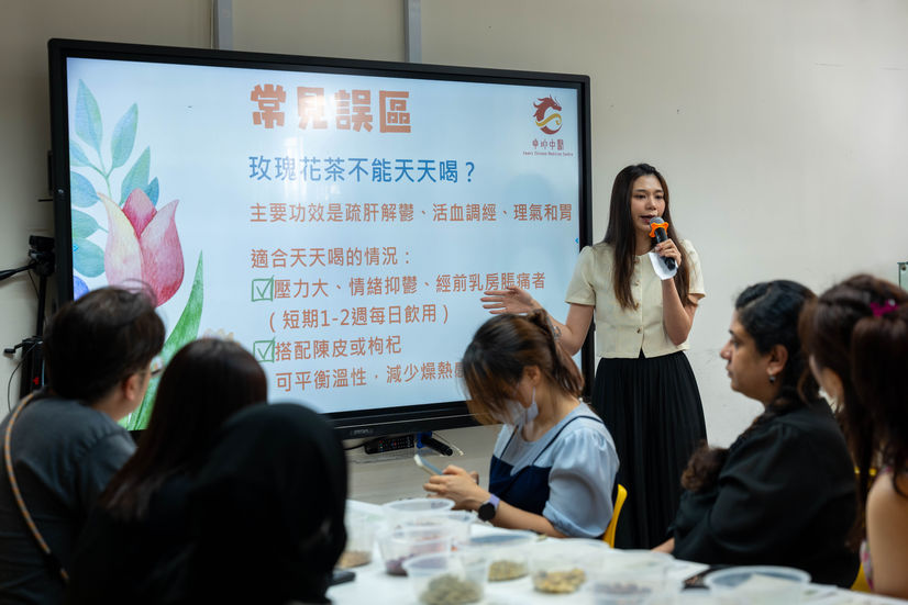 在中醫工作坊中，醫師分享實用的穴位按摩以及學習中醫花茶食療。