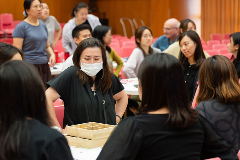 卓坤醫療於中醫減壓工作坊中,參加工作坊的教師提供有關減壓的資訊。