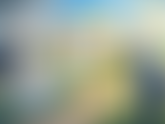 「左側に不安そうな表情でデスクに座り資料を見るスーツ姿の男性、右側に晴れた空の下で前向きに立つ同じ男性を描いた対比イラスト。中央の木の看板に『すべては変わる（諸行無常）』と書かれ、矢印が悩みから前向きな状態への変化を示している。」