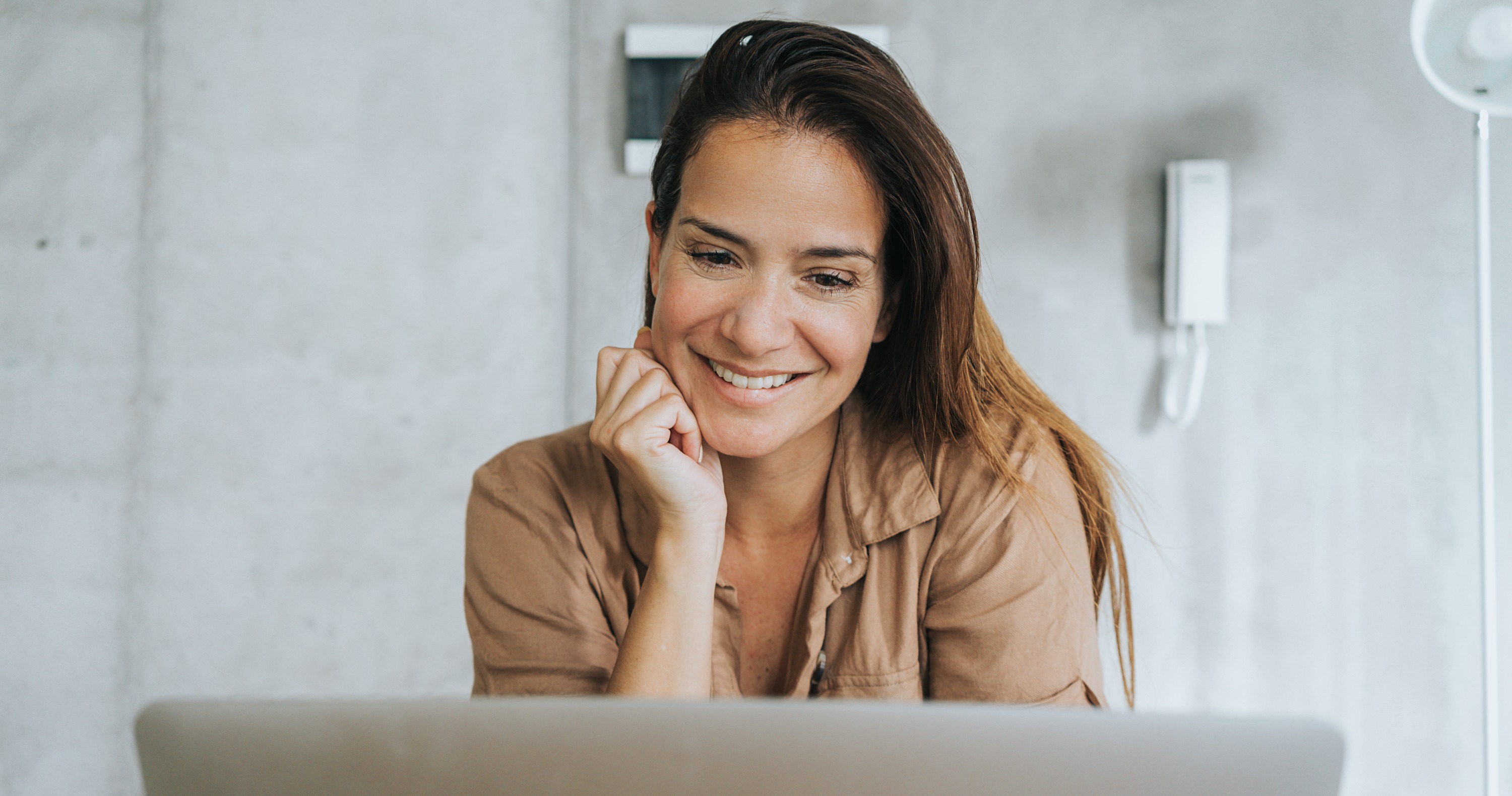 woman with laptop, article about saas product development