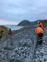 Quake slip retaining walls