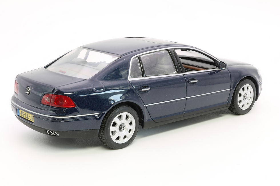 #147 - Volkswagen Phaeton (2003) - Minichamps 400 051000