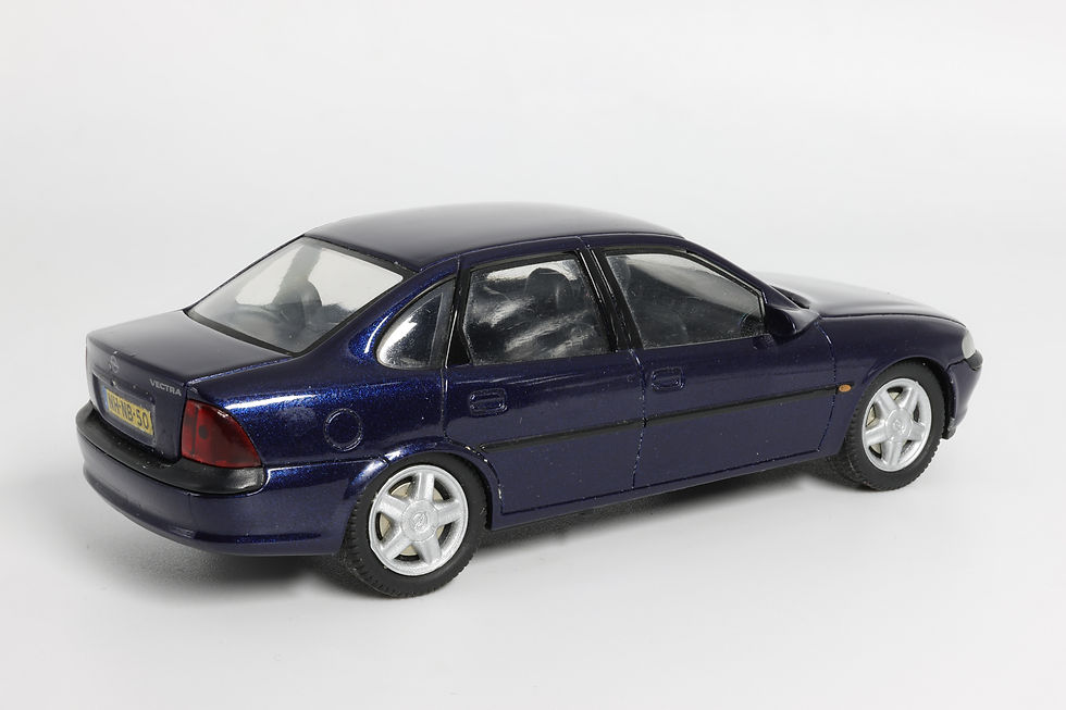 #40 - Opel Vectra B Sedan (1995) - Schuco