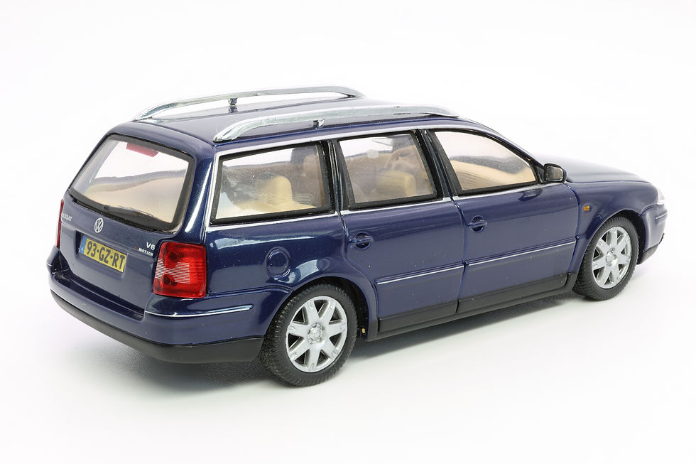 #121 - Volkswagen Passat Mk5 Variant (2001) - Schuco