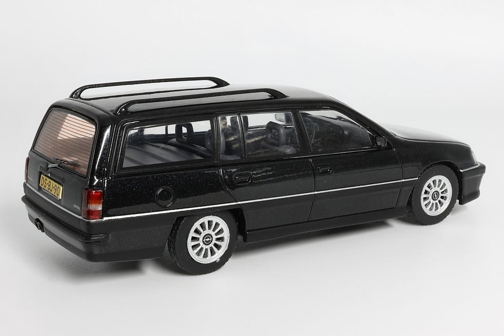 #487 - Opel Omega A Caravan (1992) - IXO CLC444N