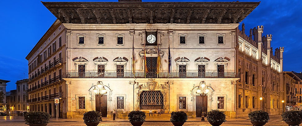 Rathaus_Palma_de_Mallorca_abends_(Zuschnitt).jpg