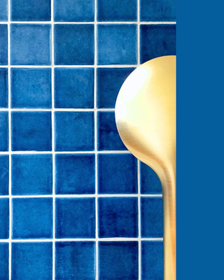 Joli pommeau de douche doré dans une salle de bain