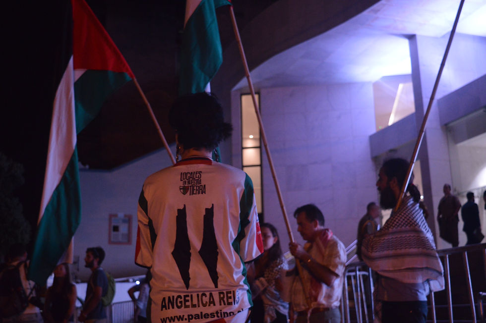 Manifestante vestindo o polêmico uniforme da equipe chilena Club Deportivo Palestino