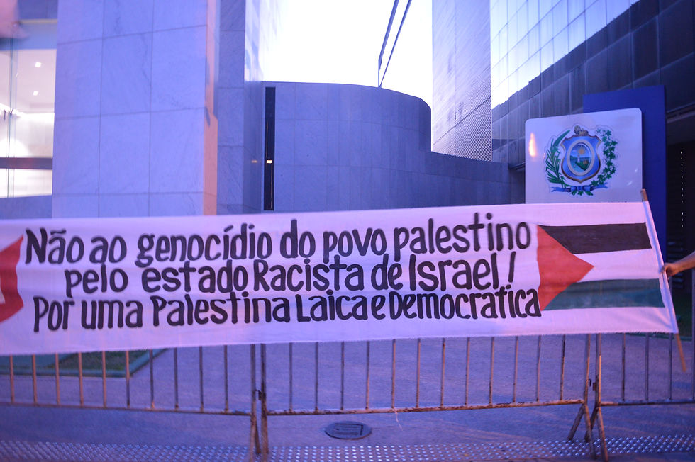 Faixa denunciando os acontecimentos de 14 de maio em Gaza.