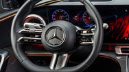 Mercedes volta aos botões físicos no volante