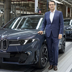 Carro novo e fábrica nova