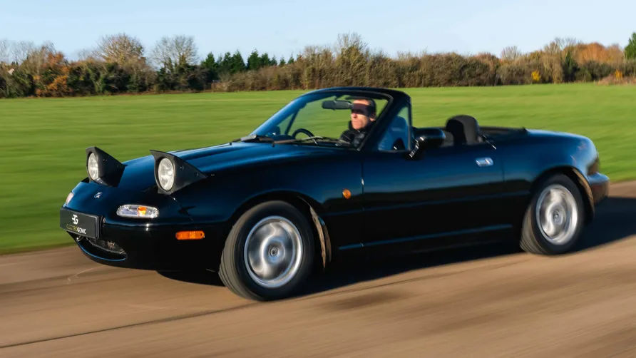 Conversão para motor elétrico da britânica Electrogenic dá ao MX-5 original 162 cavalos de potência e mais de 240 quilómetros de autonomia sem emissões.