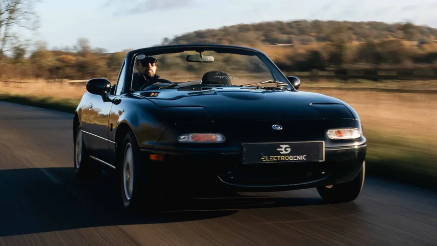 Conversão para motor elétrico da britânica Electrogenic dá ao MX-5 original 162 cavalos de potência e mais de 240 quilómetros de autonomia sem emissões.